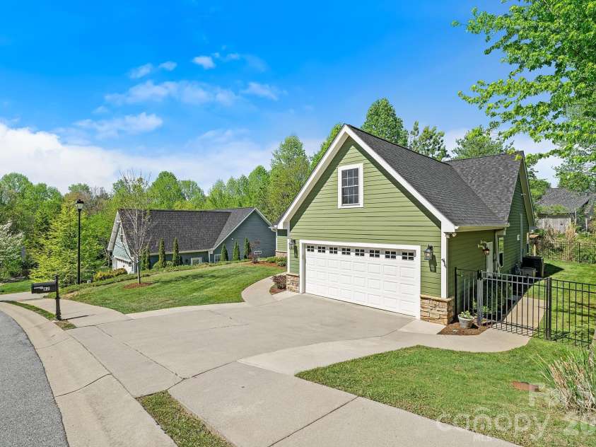 82 Grove End Road, Fletcher, NC 28732.  MLS# CAR4372238, YatesRealty ID 14843. 