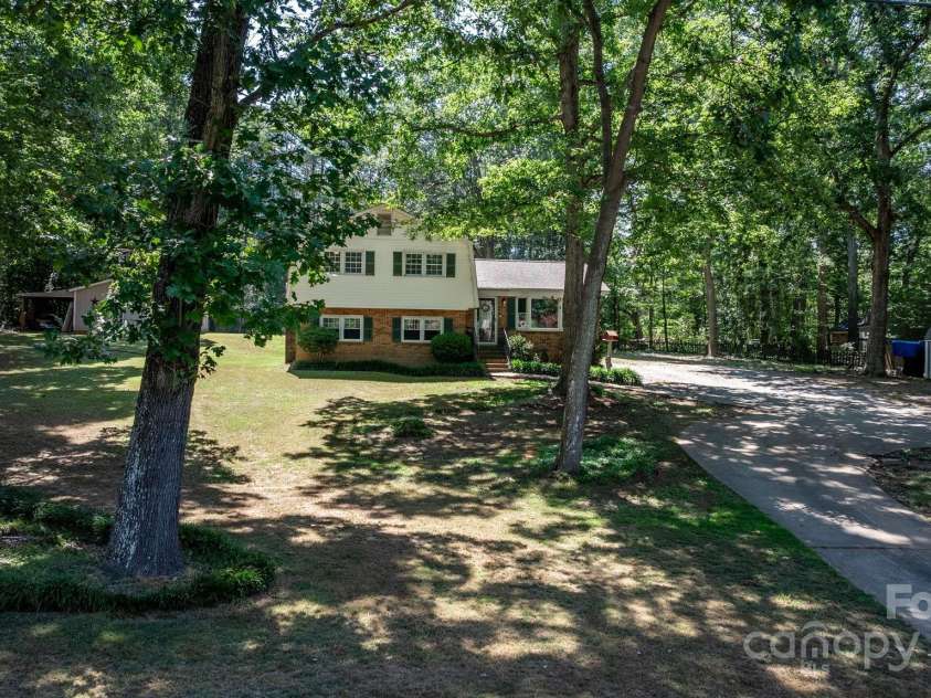 4603 Oakwood Circle, Gastonia, NC 28056.  MLS# CAR4284974, YatesRealty ID 14844. 