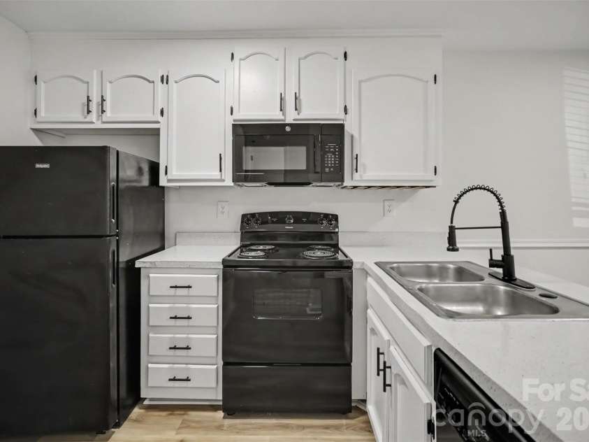 100 Willow Run Drive, Gastonia, NC 28056.  MLS# CAR4414074, YatesRealty ID 14849. Updated kitchen