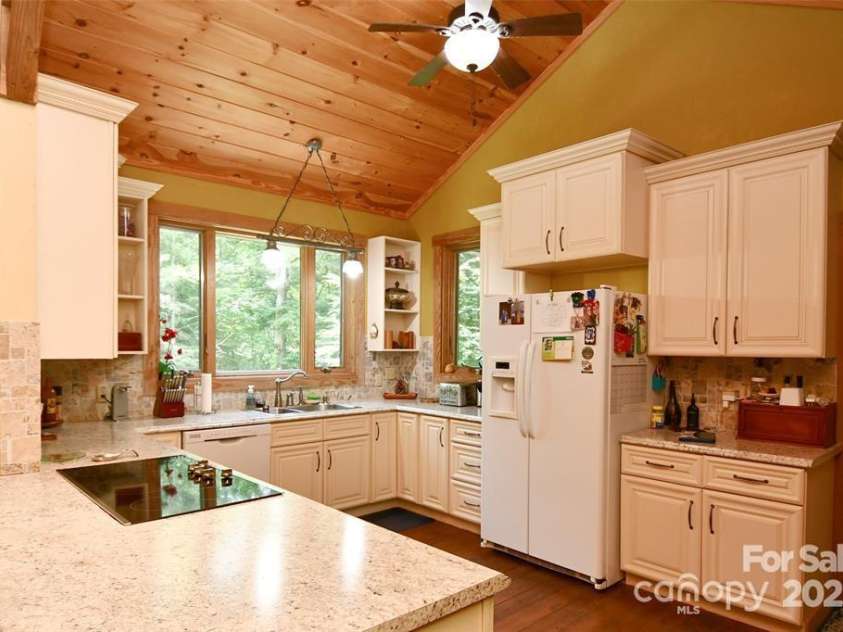 37 Green Briar Lane, Green Mountain, NC 28740.  MLS# CAR4229346, YatesRealty ID 1485. 