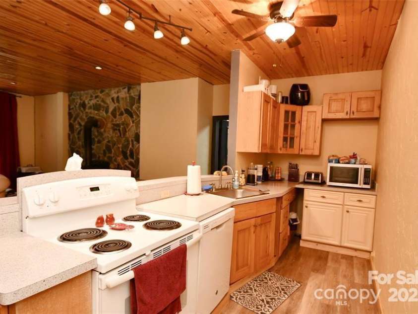 37 Green Briar Lane, Green Mountain, NC 28740.  MLS# CAR4229346, YatesRealty ID 1485. 
