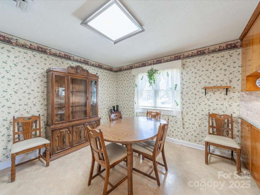 2310 Clay Street, Kannapolis, NC 28083.  MLS# CAR4231335, YatesRealty ID 14850. Dining area