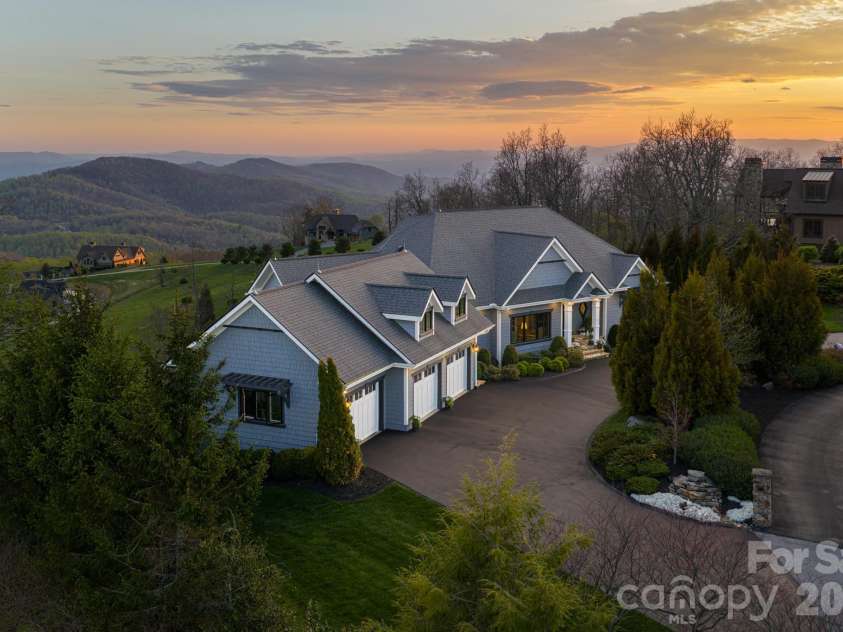 89 Snow Ridge Drive, Hendersonville, NC 28792.  MLS# CAR4360125, YatesRealty ID 14850. 