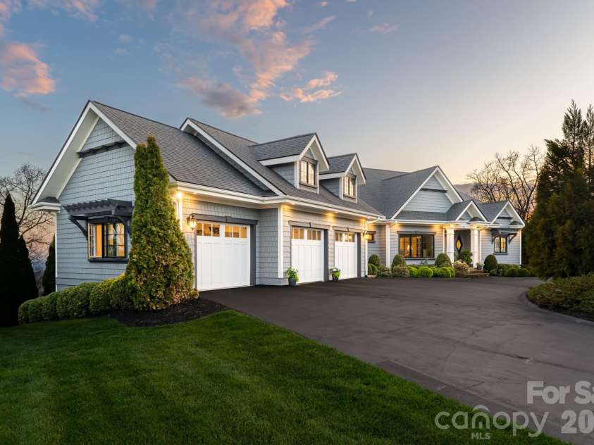89 Snow Ridge Drive, Hendersonville, NC 28792.  MLS# CAR4360125, YatesRealty ID 14850. 