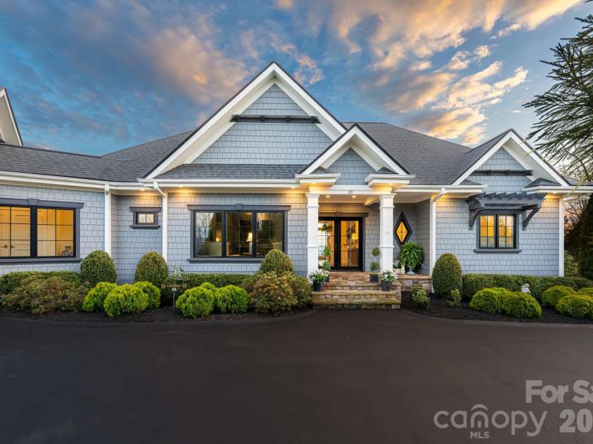 89 Snow Ridge Drive, Hendersonville, NC 28792.  MLS# CAR4360125, YatesRealty ID 14850. 