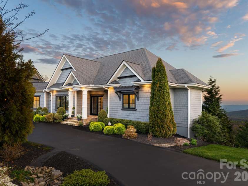 89 Snow Ridge Drive, Hendersonville, NC 28792.  MLS# CAR4360125, YatesRealty ID 14850. 