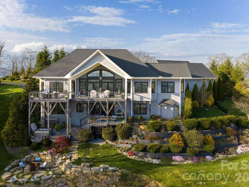 89 Snow Ridge Drive, Hendersonville, NC 28792.  MLS# CAR4360125, YatesRealty ID 14850. 