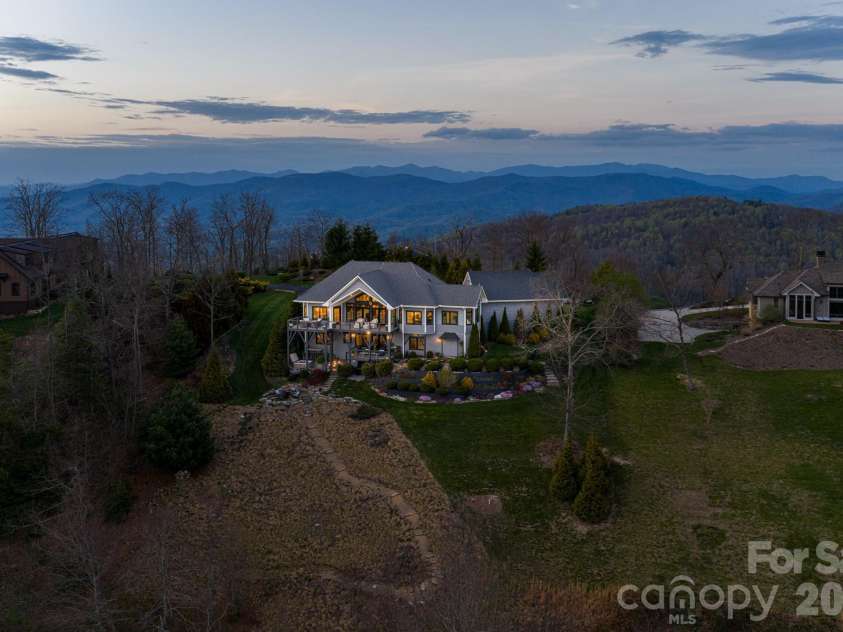 89 Snow Ridge Drive, Hendersonville, NC 28792.  MLS# CAR4360125, YatesRealty ID 14850. 