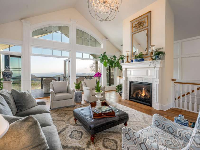 89 Snow Ridge Drive, Hendersonville, NC 28792.  MLS# CAR4360125, YatesRealty ID 14850. 