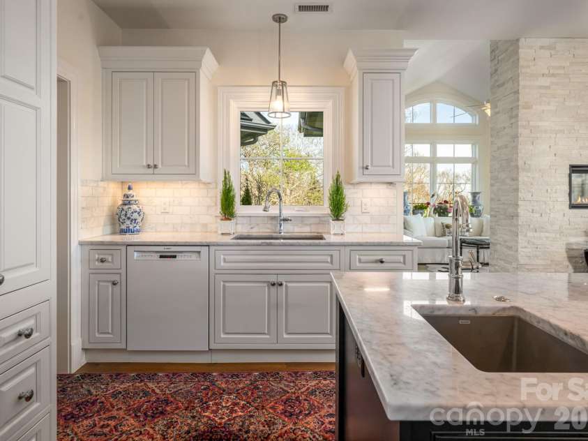 89 Snow Ridge Drive, Hendersonville, NC 28792.  MLS# CAR4360125, YatesRealty ID 14850. 