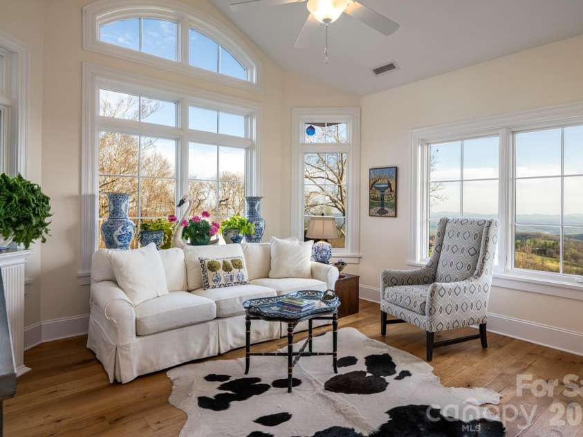 89 Snow Ridge Drive, Hendersonville, NC 28792.  MLS# CAR4360125, YatesRealty ID 14850. 