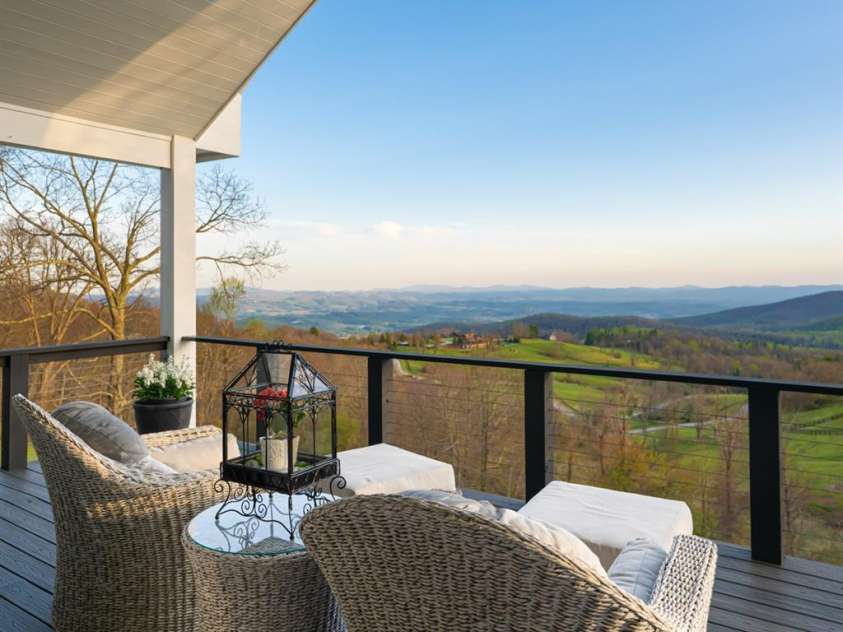 89 Snow Ridge Drive, Hendersonville, NC 28792.  MLS# CAR4360125, YatesRealty ID 14850. 