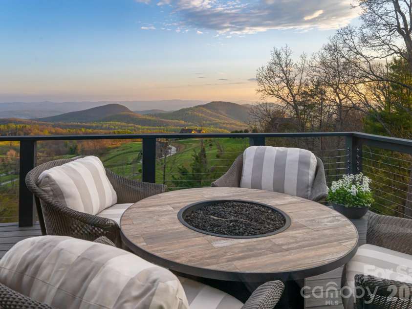 89 Snow Ridge Drive, Hendersonville, NC 28792.  MLS# CAR4360125, YatesRealty ID 14850. 