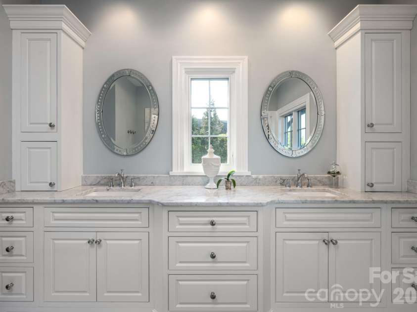 89 Snow Ridge Drive, Hendersonville, NC 28792.  MLS# CAR4360125, YatesRealty ID 14850. 