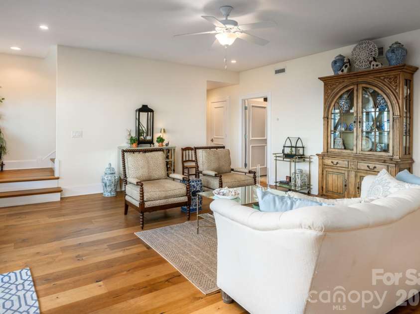 89 Snow Ridge Drive, Hendersonville, NC 28792.  MLS# CAR4360125, YatesRealty ID 14850. 