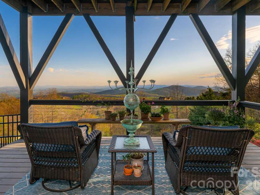 89 Snow Ridge Drive, Hendersonville, NC 28792.  MLS# CAR4360125, YatesRealty ID 14850. 