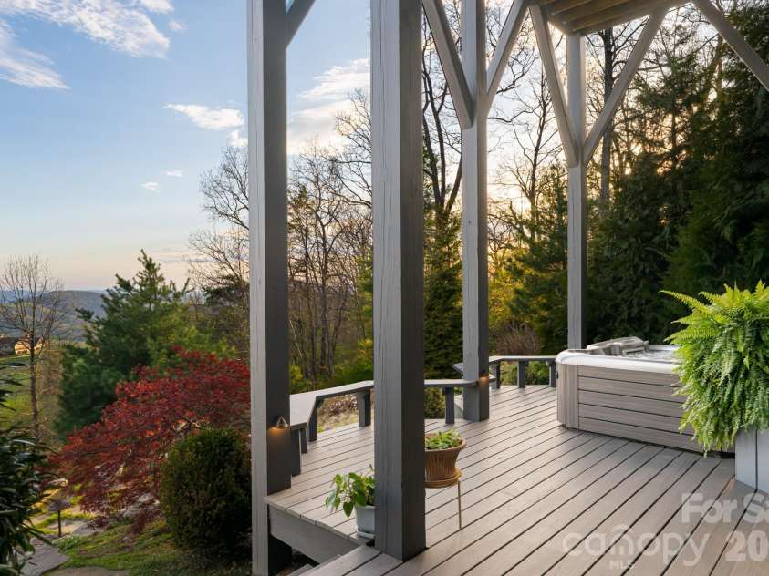 89 Snow Ridge Drive, Hendersonville, NC 28792.  MLS# CAR4360125, YatesRealty ID 14850. 