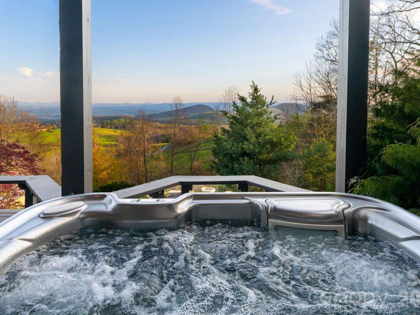 89 Snow Ridge Drive, Hendersonville, NC 28792.  MLS# CAR4360125, YatesRealty ID 14850. 