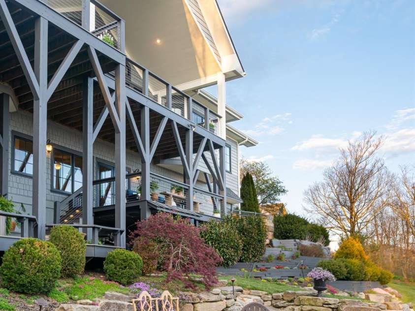 89 Snow Ridge Drive, Hendersonville, NC 28792.  MLS# CAR4360125, YatesRealty ID 14850. 