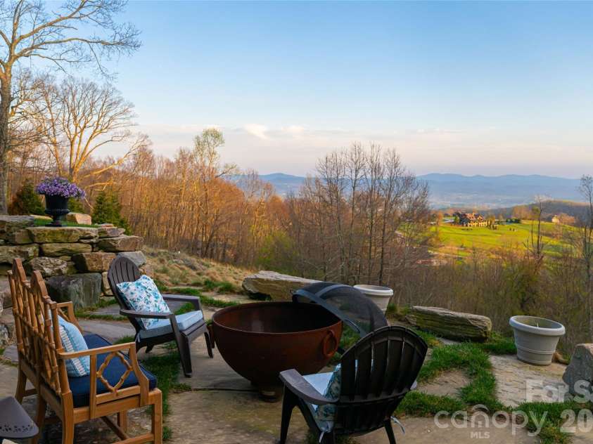 89 Snow Ridge Drive, Hendersonville, NC 28792.  MLS# CAR4360125, YatesRealty ID 14850. 