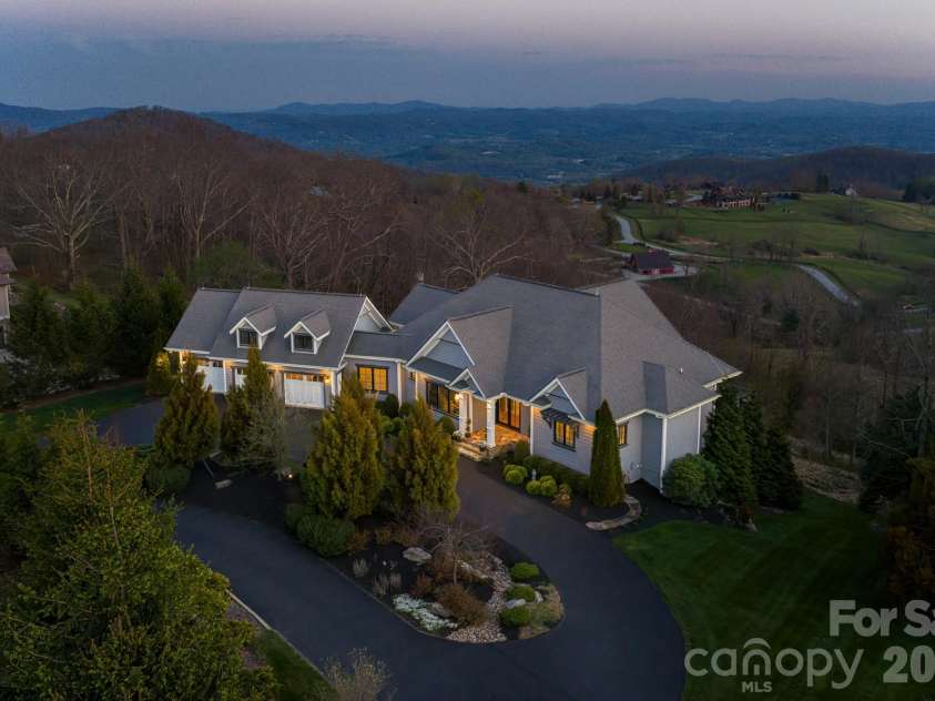 89 Snow Ridge Drive, Hendersonville, NC 28792.  MLS# CAR4360125, YatesRealty ID 14850. 