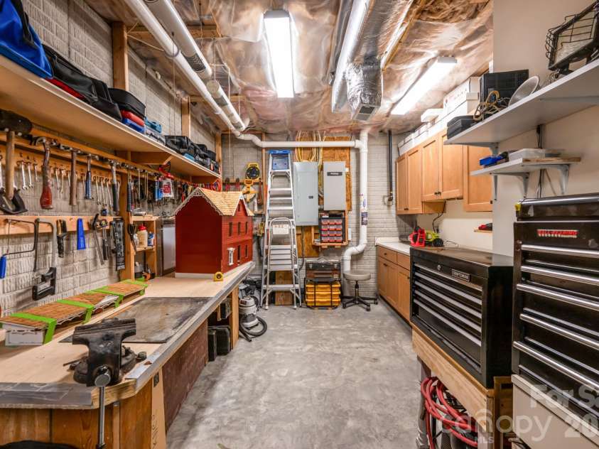 89 Snow Ridge Drive, Hendersonville, NC 28792.  MLS# CAR4360125, YatesRealty ID 14850. 