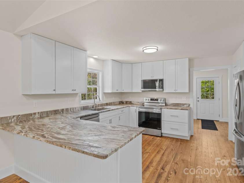 39 Sherwood Village Lane, Brevard, NC 28712.  MLS# CAR4252935, YatesRealty ID 14852. 