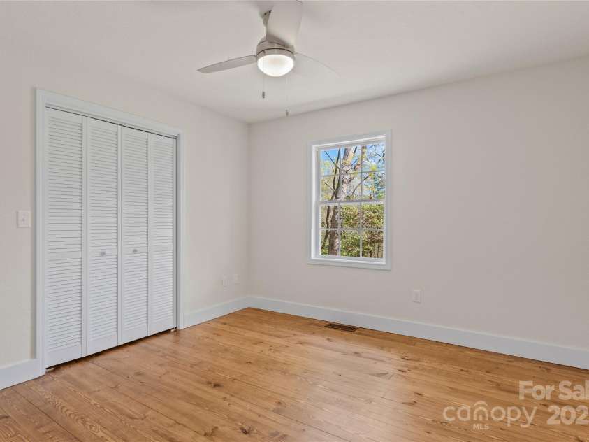 39 Sherwood Village Lane, Brevard, NC 28712.  MLS# CAR4252935, YatesRealty ID 14852. 