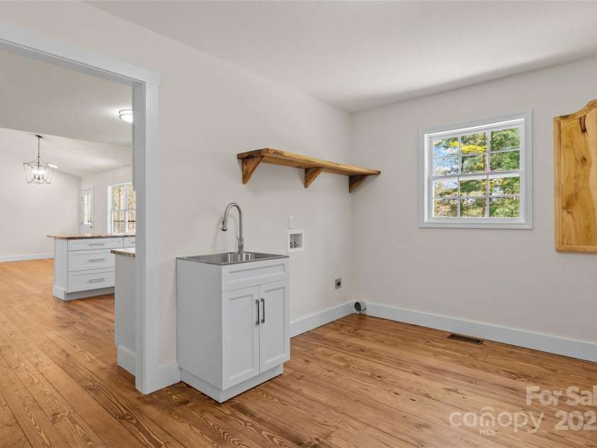 39 Sherwood Village Lane, Brevard, NC 28712.  MLS# CAR4252935, YatesRealty ID 14852. 