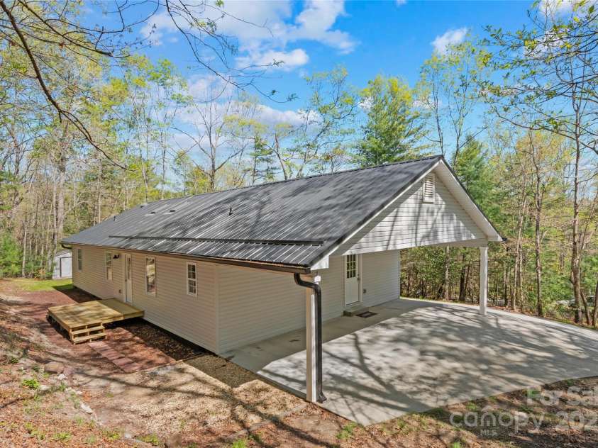 39 Sherwood Village Lane, Brevard, NC 28712.  MLS# CAR4252935, YatesRealty ID 14852. 
