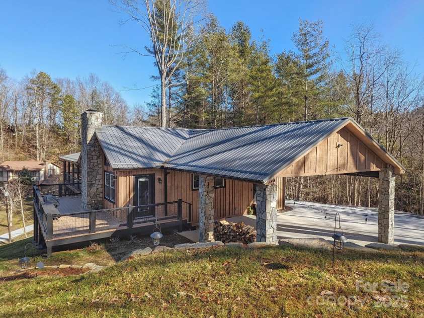 600 Pinewood Drive, Waynesville, NC 28786.  MLS# CAR4216551, YatesRealty ID 14852. 