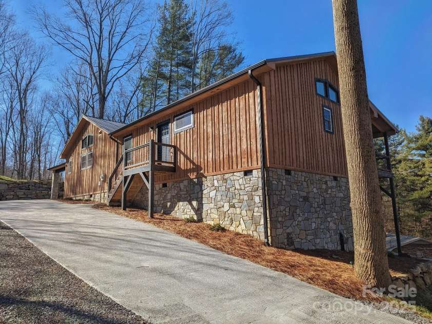 600 Pinewood Drive, Waynesville, NC 28786.  MLS# CAR4216551, YatesRealty ID 14852. 