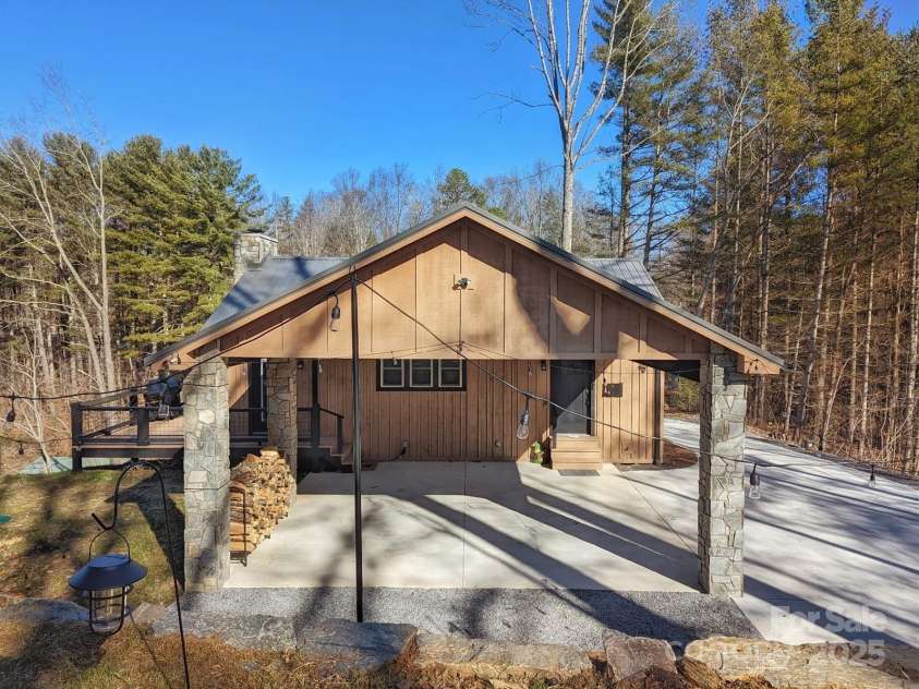 600 Pinewood Drive, Waynesville, NC 28786.  MLS# CAR4216551, YatesRealty ID 14852. 