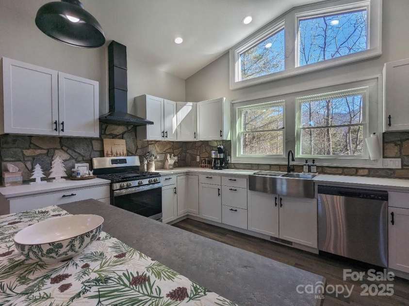 600 Pinewood Drive, Waynesville, NC 28786.  MLS# CAR4216551, YatesRealty ID 14852. 