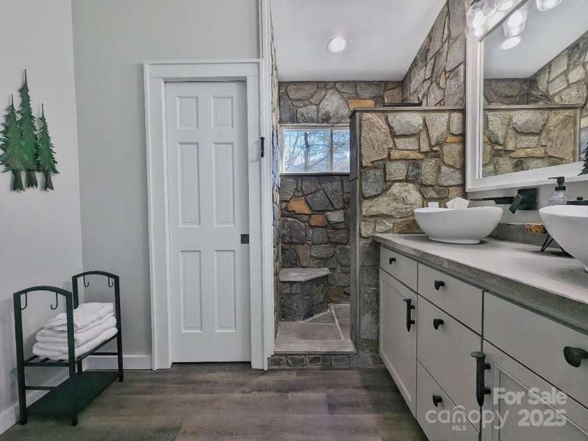 600 Pinewood Drive, Waynesville, NC 28786.  MLS# CAR4216551, YatesRealty ID 14852. 