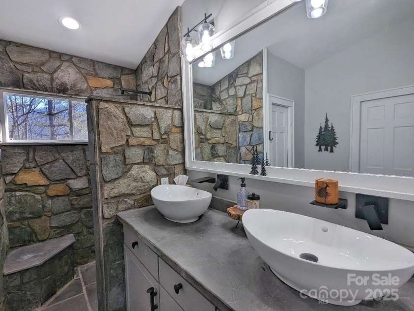 600 Pinewood Drive, Waynesville, NC 28786.  MLS# CAR4216551, YatesRealty ID 14852. 