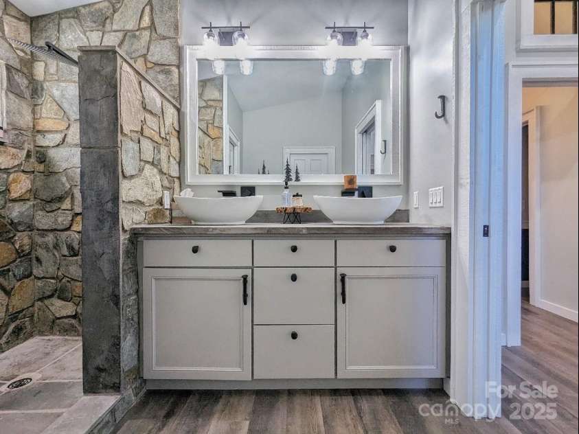 600 Pinewood Drive, Waynesville, NC 28786.  MLS# CAR4216551, YatesRealty ID 14852. 
