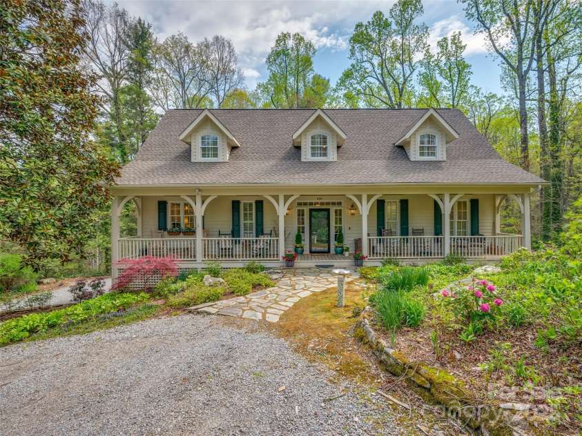 470 Henderson Street, Saluda, NC 28773.  MLS# CAR4251310, YatesRealty ID 14854. 