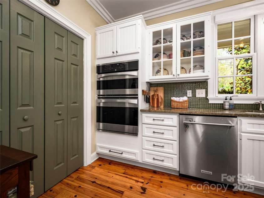 470 Henderson Street, Saluda, NC 28773.  MLS# CAR4251310, YatesRealty ID 14854. 