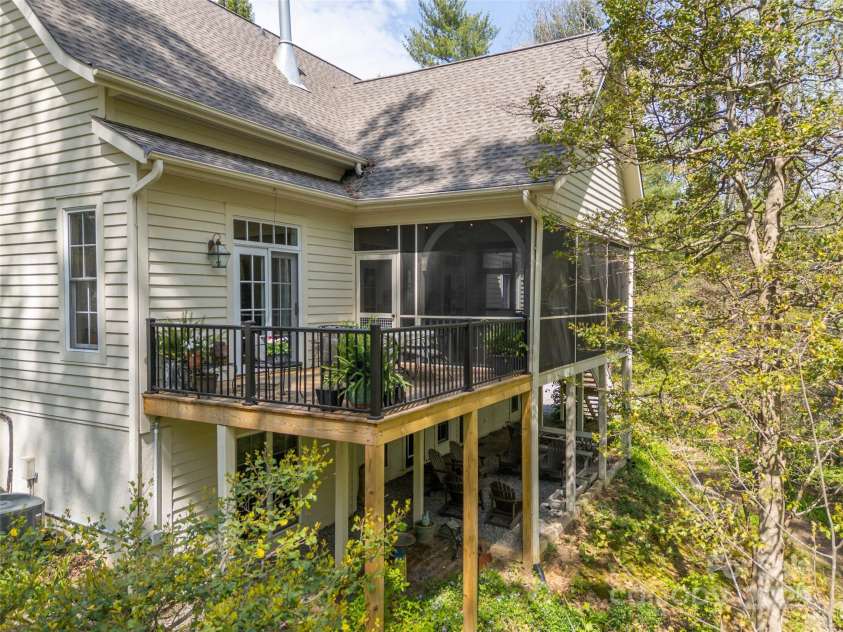 470 Henderson Street, Saluda, NC 28773.  MLS# CAR4251310, YatesRealty ID 14854. 