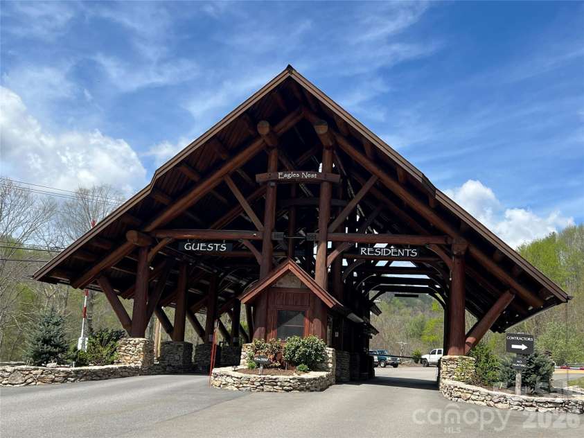 72 Golden Eagle Trail, Banner Elk, NC 28622.  MLS# CAR4367193, YatesRealty ID 14854. Gated Community with 24/7 security system.