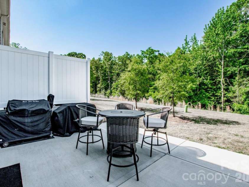 18036 Pear Hawthorne Drive, Huntersville, NC 28078.  MLS# CAR4371309, YatesRealty ID 14855. 
