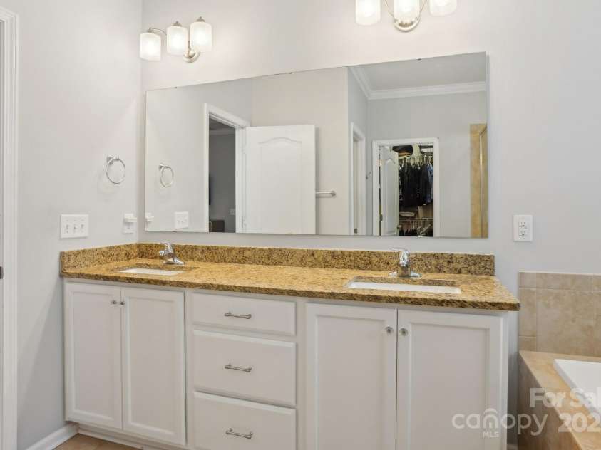 10401 Royal Winchester Drive, Charlotte, NC 28277.  MLS# CAR4257672, YatesRealty ID 14861. 