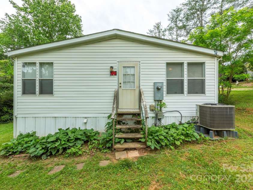 3 Audrey Lane, Asheville, NC 28806.  MLS# CAR4246384, YatesRealty ID 14862. 