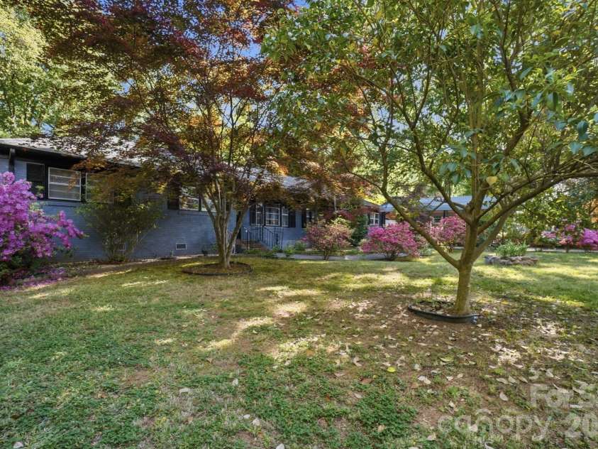 4701 Easthaven Drive, Charlotte, NC 28212.  MLS# CAR4371095, YatesRealty ID 14862. 