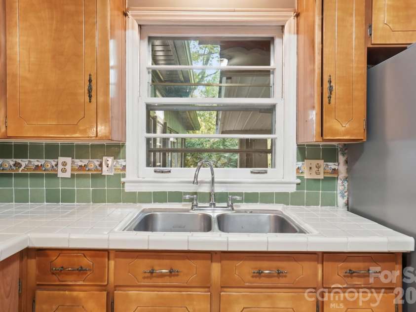 4701 Easthaven Drive, Charlotte, NC 28212.  MLS# CAR4371095, YatesRealty ID 14862. 