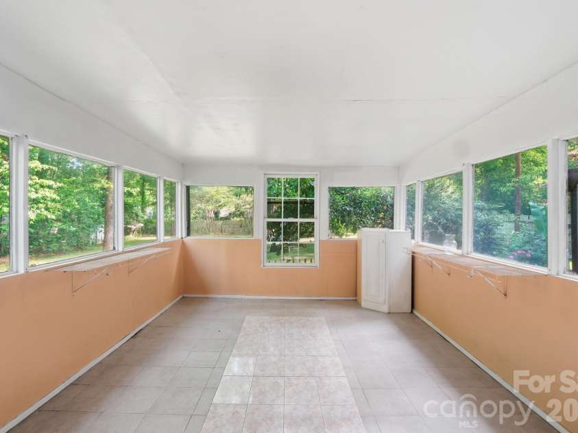 4701 Easthaven Drive, Charlotte, NC 28212.  MLS# CAR4371095, YatesRealty ID 14862. 