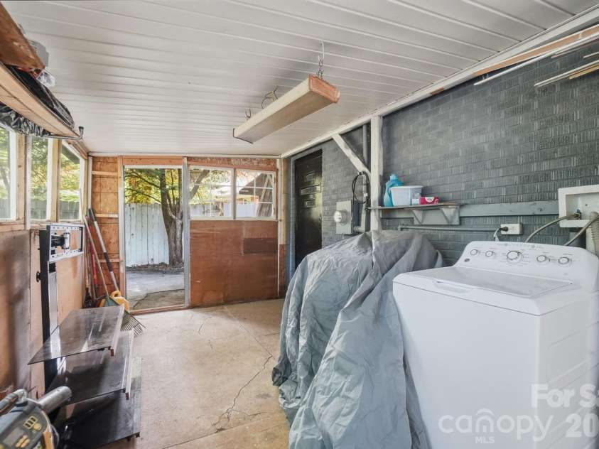 4701 Easthaven Drive, Charlotte, NC 28212.  MLS# CAR4371095, YatesRealty ID 14862. 