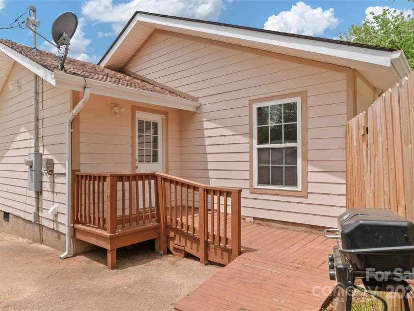 32 Valley Street, Canton, NC 28716.  MLS# CAR4260728, YatesRealty ID 14863. 