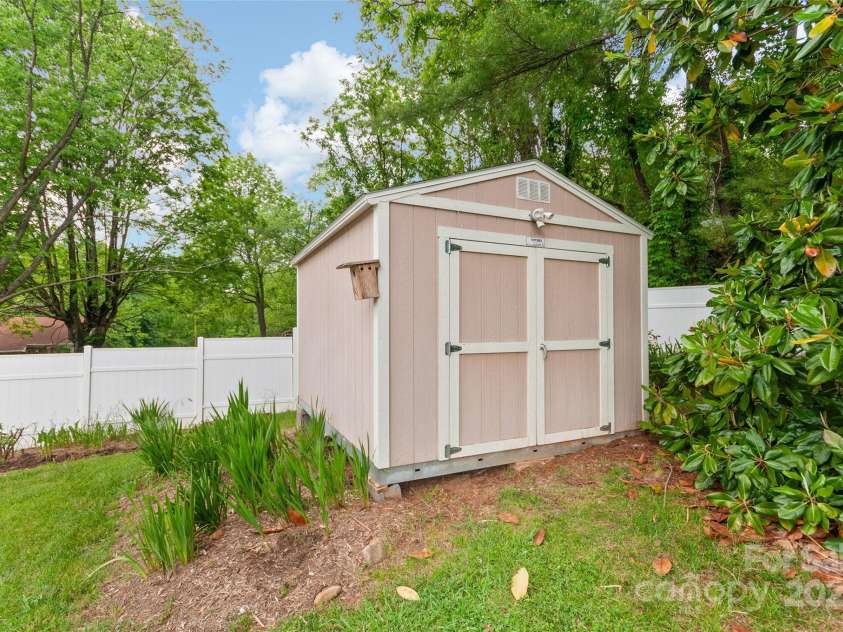 32 Valley Street, Canton, NC 28716.  MLS# CAR4260728, YatesRealty ID 14863. 